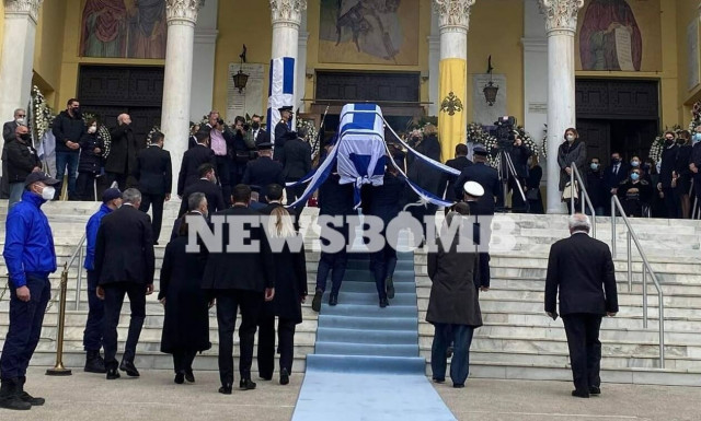 Με τιμές αρχηγού κράτους το τελευταίο αντίο στον Κάρολο Παπούλια