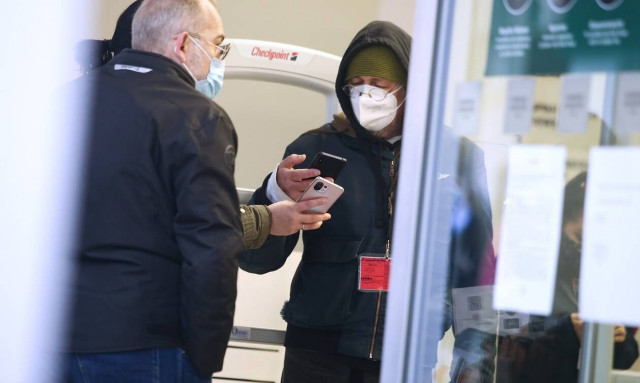 Κρούσματα σήμερα: «Έκρηξη» μολύνσεων - Αγγίζουν τις 30.000