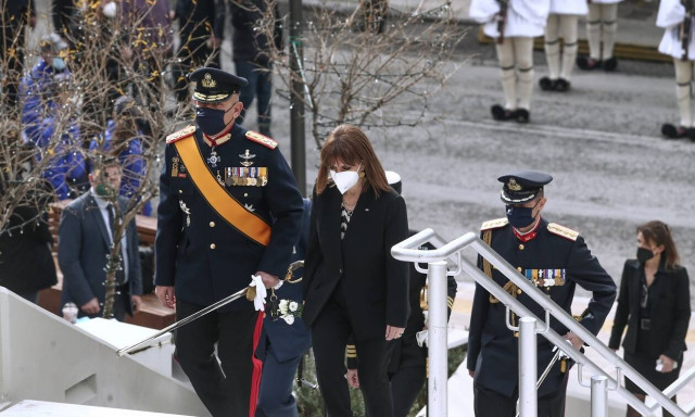 Σοβαρό θέμα με τη μη ανάκρουση του Εθνικού Ύμνου στην κηδεία του Κάρολου Παπούλια