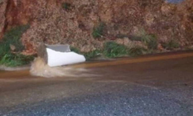 Ρόδος: «Πνίγηκε» η Λίνδος από τις καταιγίδες (vid)