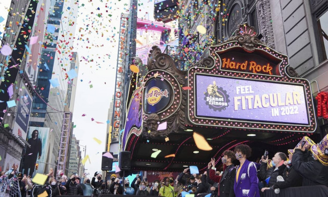 Τα παράξενα έθιμα της Πρωτοχρονιάς: Σπασμένα πιάτα, «βροχή» από μικροέπιπλα και μήλα για καλή τύχη