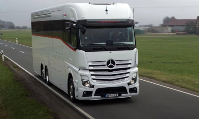 Αυτό το αυτοκινούμενο έχει μέχρι και γκαράζ!