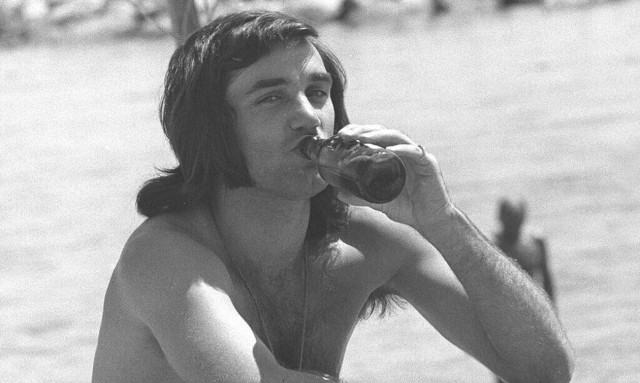 Τζορτζ Μπεστ: Μια ποδοσφαιρική ιδιοφυΐα που «πνίγηκε» στο ποτό (videos+photos)