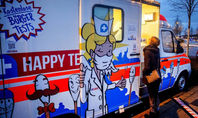 Κορονοϊός - Προειδοποίηση «Ρόμπερτ Κοχ»: Αιφνίδια αύξηση κρουσμάτων φέρνει η μετάλλαξη «Όμικρον»