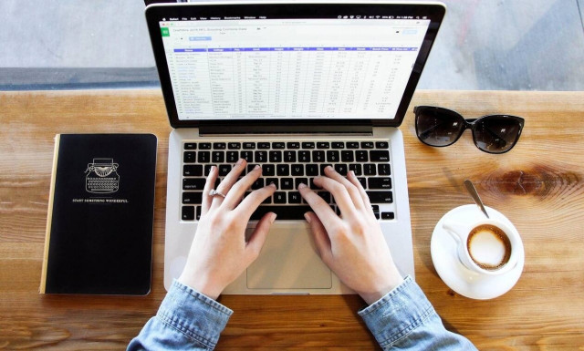 Νέα μέτρα: Ξεκινάει η τηλεργασία σε ιδιωτικό και δημόσιο τομέα - Τι θα ισχύσει