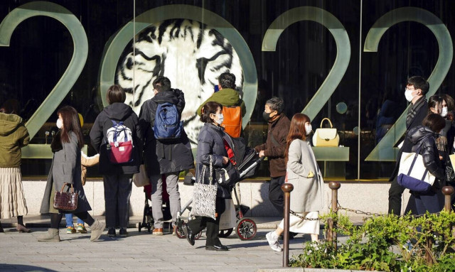 Πρωτοχρονιά: Πώς θα υποδεχτεί ο πλανήτης το 2022 - Τα μέτρα και τα έθιμα που μπήκαν στον «πάγο»