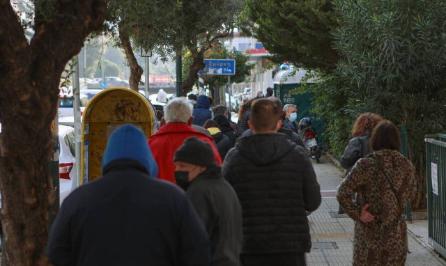 Κορονοϊός: Ουρές για ένα rapid test ενόψει ρεβεγιόν