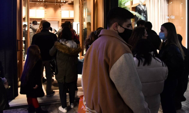 Κρούσματα σήμερα: Προς 35.000 μολύνσεις παραμονή Πρωτοχρονιάς