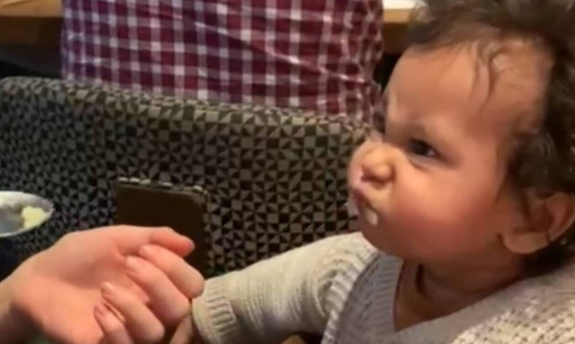 Ο λόγος που θύμωσε αυτό το μωρό είναι πραγματικά αστείος (vid)