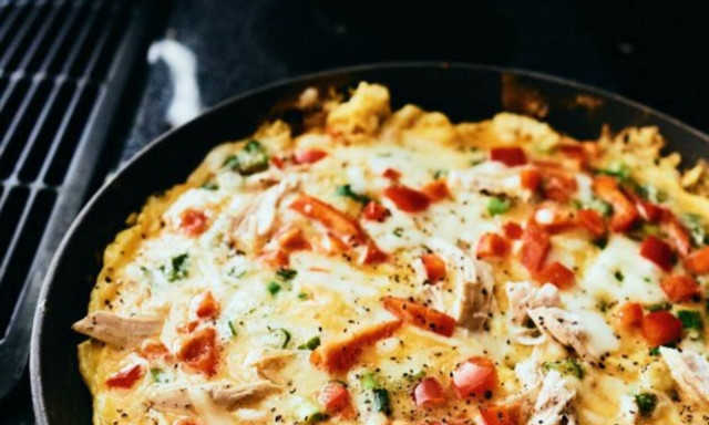 Η πιο εύκολη και νόστιμη ομελέτα με αβοκάντο για οποιαδήποτε ώρα της ημέρας