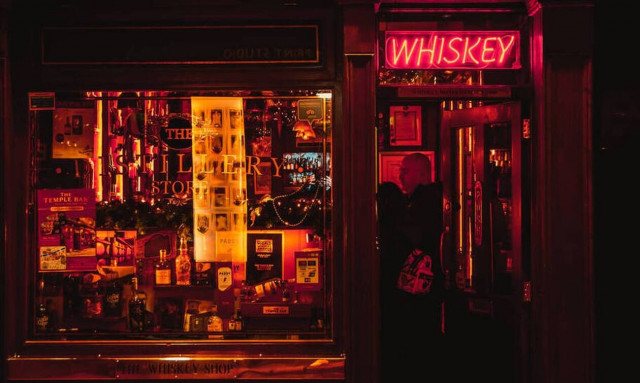 Τους έβγαλε στο μπαρ για να τους κεράσει - πήρε δάνειο για να πληρώσει!