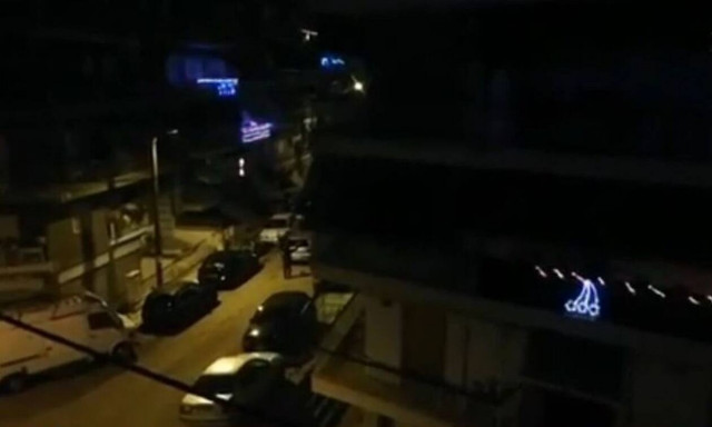 Θεσσαλονίκη: Σταμάτησε στη μέση του δρόμου, έβαλε τη μουσική τέρμα και άρχισε τον χορό (video)