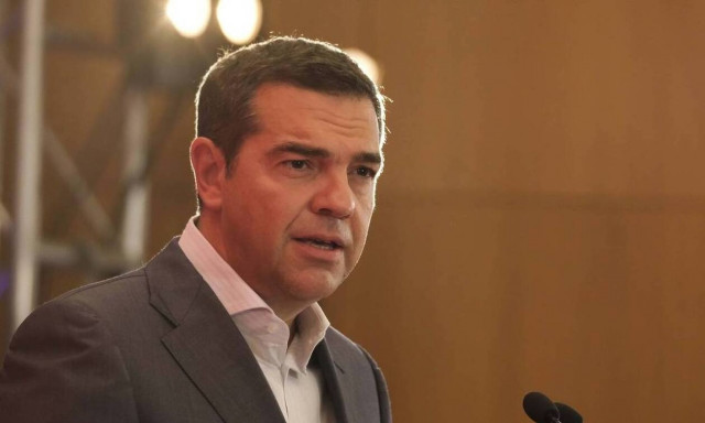 Tsipras pays New Year's Day visit to medical staff at Alexandra Hospital