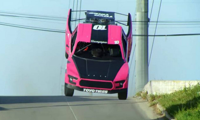 Δείτε ένα Trophy Truck να κάνει απίστευτα πράγματα σε δημόσιο δρόμο