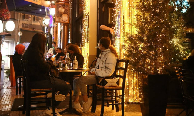 Κορονοϊός: Σύλληψη για παράνομο πάρτι στη Θεσσαλονίκη - Παραβιάσεις ωραρίου από μαγαζιά στην Αθήνα