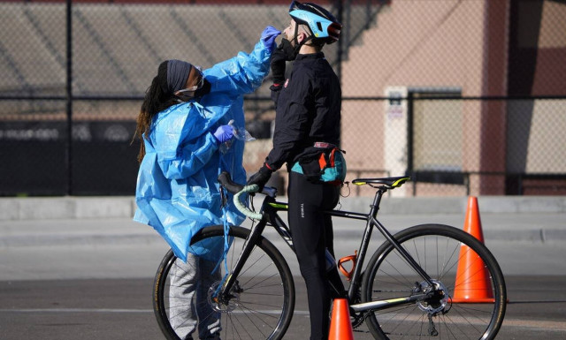 Κορονοϊός - ΗΠΑ: Κατακόρυφη αύξηση των κρουσμάτων λόγω μετάλλαξης «Όμικρον»