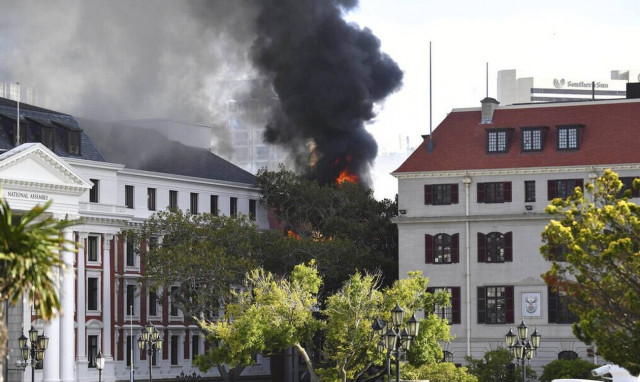 Νότια Αφρική: Ένας ύποπτος συνελήφθη σε σχέση με τη φωτιά στο κοινοβούλιο