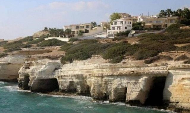 Κύπρος: Πήγε για selfie και έπεσε από ύψος 20 μέτρων στις Θαλασσινές Σπηλιές