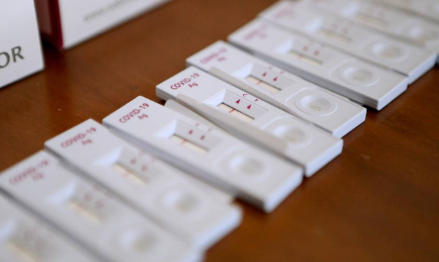 Μετάλλαξη Όμικρον: Τα πιο συχνά συμπτώματα - Rapid ή PCR πρέπει να κάνουν οι εμβολιασμένοι