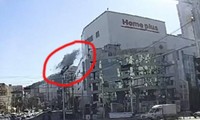 Απίστευτο: Ταξί πέφτει από τον πέμπτο όροφο ενός πάρκινγκ