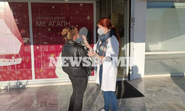 Από τις 5 το πρωί στην ουρά για rapid test - Απίστευτες εικόνες έξω από κέντρα υγείας και φαρμακεία