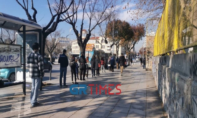 Κορονοϊός - Θεσσαλονίκη: Υπομονή και τεράστιες ουρές για ένα δωρεάν rapid test