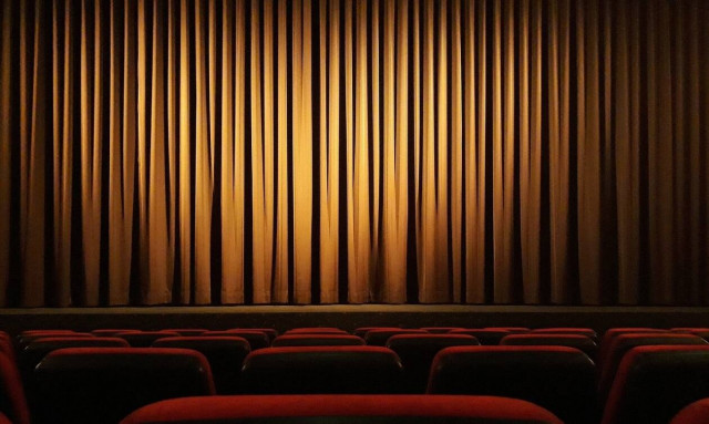 Ηθοποιός συνελήφθη μετά από τηλεφώνημα για βόμβα στο θέατρο όπου δουλεύει