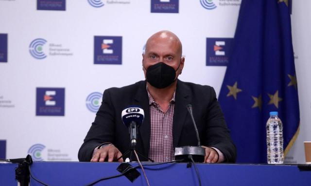 Με τον πρόεδρο του ΕΟΔΥ η ενημέρωση στο υπουργείο Υγείας - Η μετάλλαξη Όμικρον στο επίκεντρο