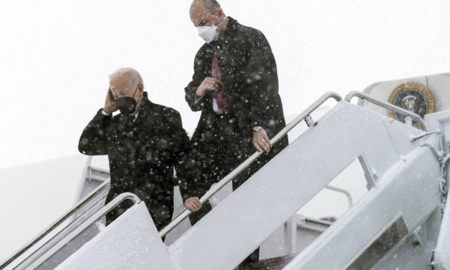 HΠΑ: Ο Μπάιντεν «εγκλωβίστηκε» στο Air Force One μετά την προσγείωση του αεροσκάφους σε χιονοθύελλα