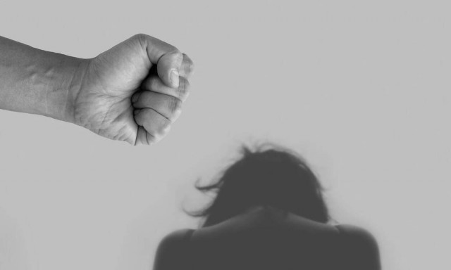 Στοιχεία-σοκ: 5.705 γυναίκες και 1.990 άντρες θύματα ενδοοικογενειακής βίας το 2021