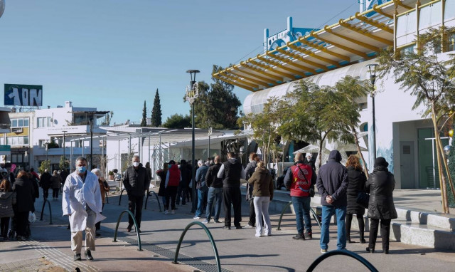 Κρούσματα σήμερα: Πενταπλασιάστηκε το ιικό φορτίο στην Αττική σε 20 ημέρες