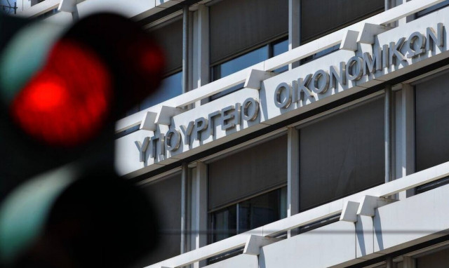 Η μετάλλαξη Όμικρον αυξάνει τις δαπάνες του Δημοσίου, μειώνει τα έσοδα