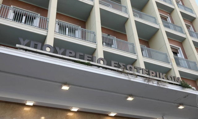 Συναγερμός για τη λειτουργία του Δημοσίου λόγω της μετάλλαξης Όμικρον – Το εφεδρικό σχέδιο του ΥΠΕΣ