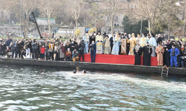 Θεοφάνεια με δεκάδες χιλιάδες κρούσματα: Πώς θα μπείτε σε Ναούς - Τα μέτρα σε Αγιασμούς των Υδάτων