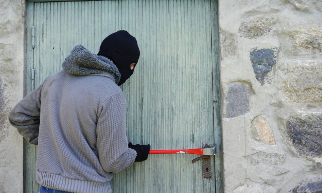 Πειραιάς: Πολίτες «συνέλαβαν» διαρρήκτη την ώρα που άλλαζε ο χρόνος