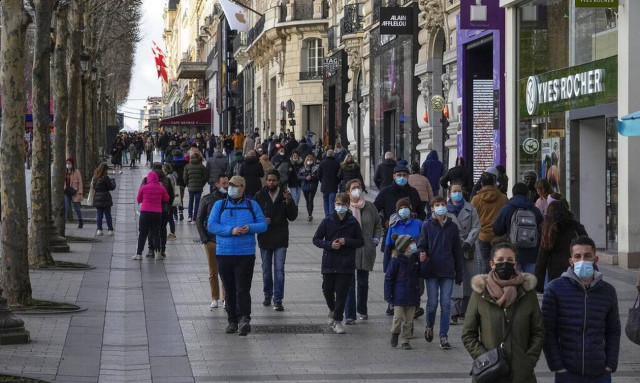 Κορονοϊός - Γαλλία: «Βράζει» η χώρα από την «Όμικρον» - 332.000 κρούσματα σε ένα 24ωρο