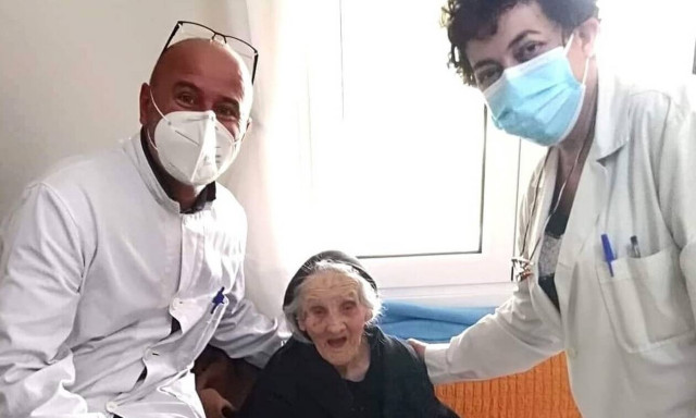 Σέρρες: Εμβολιάστηκε γιαγιά 107 ετών από το Γάζωρο