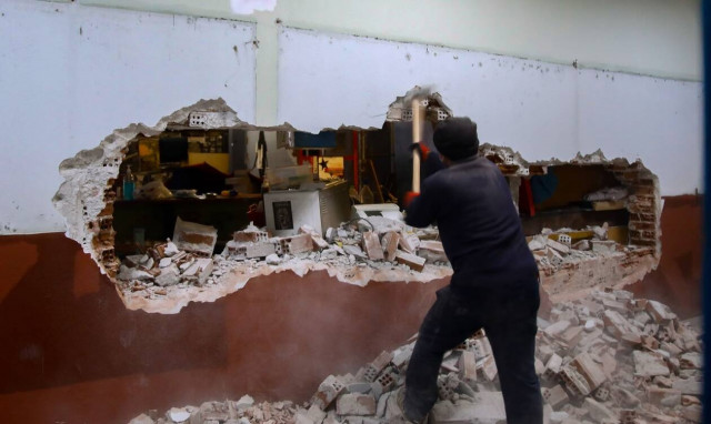 ΑΠΘ: Η έφοδος της ΕΛ.ΑΣ. και η εκκένωση της κατάληψης «Στέκι Βιολογικού»