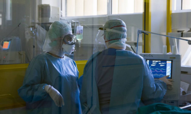 H μετάλλαξη «Όμικρον»... πνίγει τη χώρα μας - Μεγάλη αύξηση στις νοσηλείες