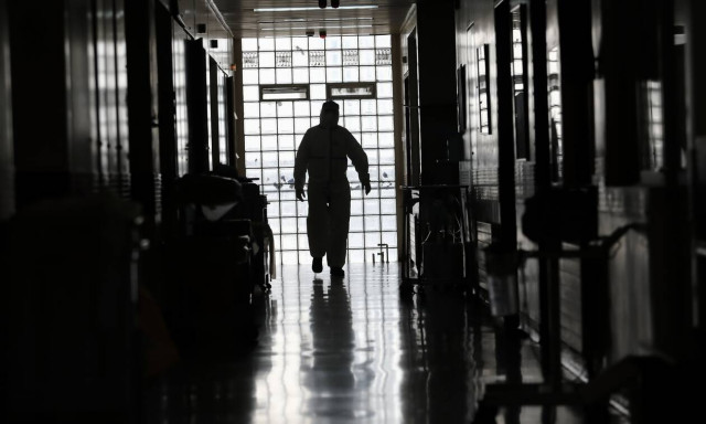 O κορονοϊός «σφυροκοπά» τη χώρα μας με 239.000 κρούσματα σε μία εβδομάδα - Σφοδρή πίεση στο ΕΣΥ