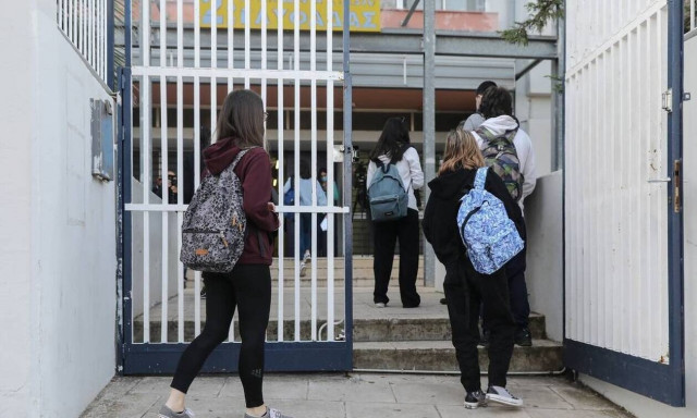 Σχολεία: 12 ερωτήματα που απαντά το υπουργείο Παιδείας - Τι ισχύει για μάσκες, τεστ και πρωτόκολλα