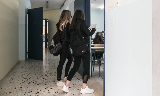 Σχολεία: Ανοίγουν παρά τις ενστάσεις ειδικών και τα 8.000 κρούσματα σε παιδιά πριν το πρώτο κουδούνι