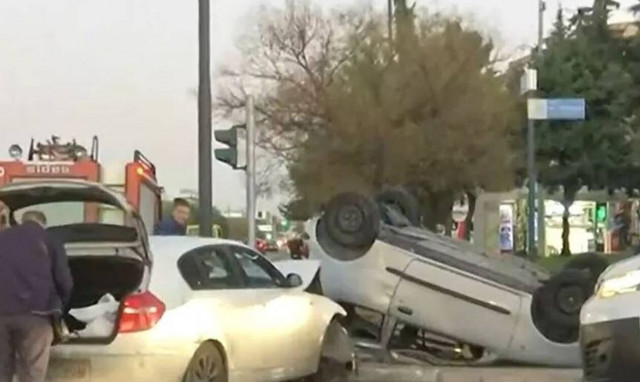 Σοβαρό τροχαίο με ανατροπή οχήματος στη Βουλιαγμένης