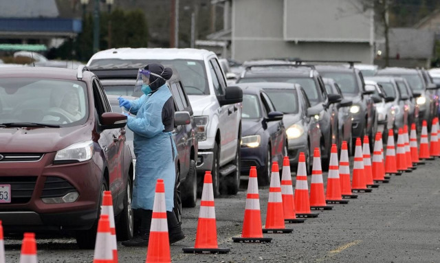 ΗΠΑ: Αντιμέτωπη με τον εφιάλτη της «Όμικρον»- Τα θλιβερά ρεκόρ, οι ακυρώσεις και οι νοσηλείες
