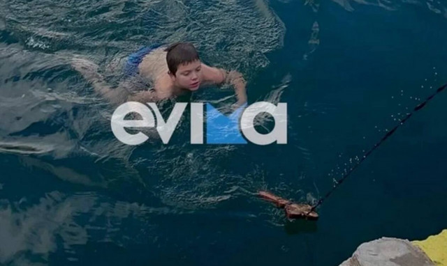 Εύβοια: Δεκάχρονος βούτηξε για τον σταυρό στον Αλμυροπόταμο