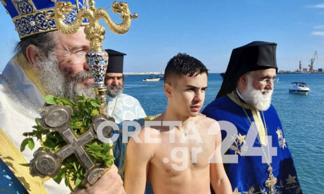 Ηράκλειο: Ο 16χρονος Γιάννης έπιασε τον σταυρό - Με μέτρα γιορτάστηκαν τα Θεοφάνεια (pics)