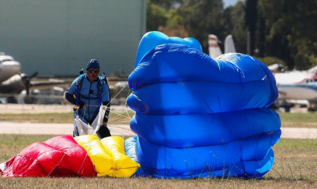 Αλεξιπτωτιστής έπεσε στη Φυλή: Μεγάλη επιχείρηση της Πυροσβεστικής για τον απεγκλωβισμό
