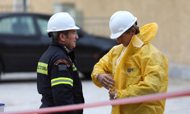 Θεσσαλονίκη: Πυρκαγιά σε πυλωτή πολυκατοικίας - Καταστράφηκαν ολοσχερώς δύο αυτοκίνητα