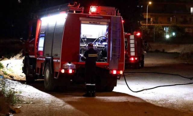 Θεσσαλονίκη: Στις φλόγες τέσσερα Ι.Χ. σε πολυκατοικία στις Συκιές