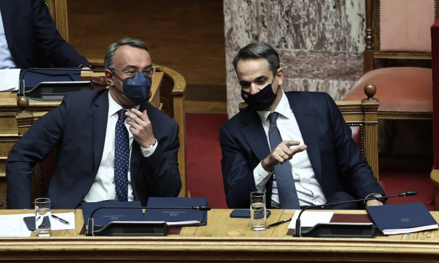 Το «χαρτί» της οικονομίας «τραβά» η κυβέρνηση